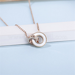 Halskette mit ineinandergreifenden Ringen aus natürlichen Muscheln mit römischen Ziffern und Edelstahl-Kabelketten&nbsp;PT5886