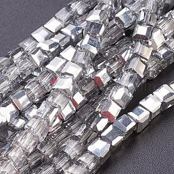 FilI di perline in vetro placcato, mezzo placcato, cubo sfaccettato, argento, 4x4x4mm, Foro: 1 mm, circa 100pcs/filo, 16.9 pollice