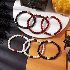 Braccialetti elasticizzati con perline rotonde da 6 mm di turchese sintetico tinto a croce con teschio di Halloween e croce&nbsp;BJEW-JB10889