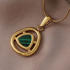 Colliers pour femmes avec pendentif triangle en acier inoxydable chirurgical 316 et coquillage synthétique teinté&nbsp;ZG7570