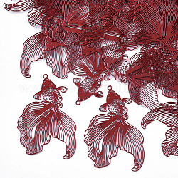 Colgantes de filigrana de latón pintado con spray, adornos de metal grabados, pez de colores, de color rojo oscuro, 49x30x0.3mm, agujero: 1.4 mm