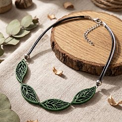 Collane boho a più fili in ecopelle nera con perline a forma di foglia in legno cavo per donna&nbsp;WGCAA73-01