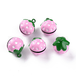 Cuisson pendentifs de cloche en laiton peint, fraise, perle rose, 21.5x17.5x17mm, Trou: 2mm