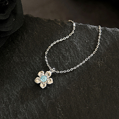 Elegante collar con colgante de flor de circonita cúbica azul cielo profundo pavé de latón para mujer&nbsp;GI3724-2