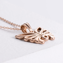 Elegantes collares colgantes de mariposa hueca de acero inoxidable para mujer&nbsp;XQ2500