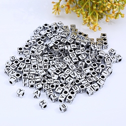 Perles d'émail acrylique argenté, perles plaquées, cube avec lettre noire a ~ z, couleur d'argent, 7x7x7mm, Trou: 3.8mm, 2000 pc / 500g