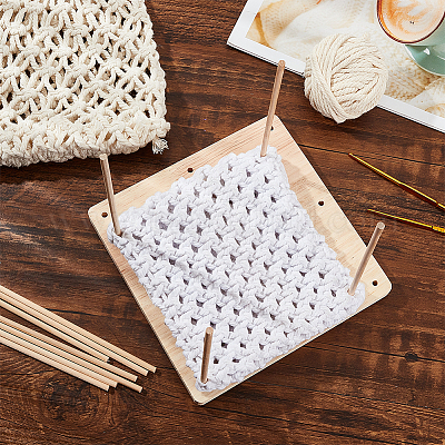 Présentoir de chaînes de cheville en forme de pied en coton beige