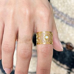 Bracelet manchette ouvert en acier inoxydable 304 avec motif floral ajouré et coquillage naturel&nbsp;FS-WGFCCCD-01