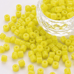 Perles de bugle de verre opaque, trou rond, jaune, 4x5mm, Trou: 1.6mm, environ 2250 pcs / sachet 