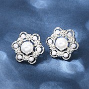 Серьги-гвоздики из искусственного жемчуга с цветком из латуни и АБС-пластика EJEW-M082-09P