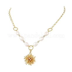 Collar con colgante de flor de latón con micro pavé de circonitas cúbicas y cadena Figaro con perla natural para mujer&nbsp;NJEW-JN06616