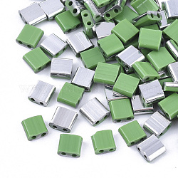 2 trous perles de rocaille de verre, couleurs semi-plaquées platine, carrée, vert clair, 5x4.5~5.5x2~2.5mm, Trou: 0.5~0.8mm, environ 118 pcs/10 g