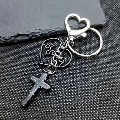 Schlüsselanhänger aus Kunststoff mit Herz- und Kreuzanhänger&nbsp;PW-WG81A1B-01