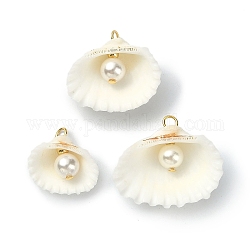 Colgantes de concha natural, dijes de concha con cuentas de perlas de concha redonda y cuentas de latón, dorado, blanco floral, 16~24x17.5~27x7.5~9mm, agujero: 2.3~2.5 mm