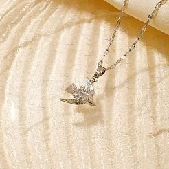 Colliers avec pendentif en forme d'oiseau brillant en laiton micro pavé de zircones cubiques transparentes&nbsp;IR0521