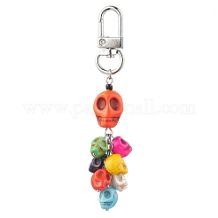 Decorazioni pendenti in turchese sintetico tinto con teschio di Halloween&nbsp;HJEW-TA00170
