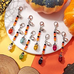 Decorazioni pendenti in turchese sintetico tinto con teschio di Halloween&nbsp;HJEW-MZ00061