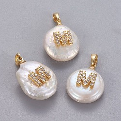 Colgantes naturales de perlas cultivadas de agua dulce, con micro latón allanar fornituras de circonio cúbico, pepitas con letra, Plateado de larga duración, dorado, Claro, letter.m, 17~27x12~16x6~12mm, agujero: 4x2.5 mm