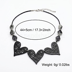 Collana a bavaglino boho con cuore cavo in legno nero e pepite di resina.&nbsp;WG28F53-01