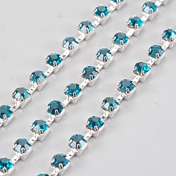 Cadenas de strass Diamante de imitación de bronce, cadena de la taza del rhinestone, 1440 pcs rhinestone / paquete, Grado A, color plateado, circón azul, 3.1mm, aproximadamente 26.24 pie (8 m) / paquete