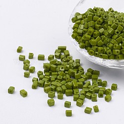 Perles de rocaille cubes en verre de couleur opaque, trou rond, vert olive, 3~7x3~4x3~4mm, Trou: 0.5mm, environ 4500 pcs / sachet , 440~450 g / sac