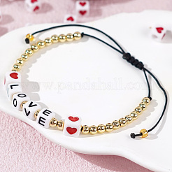 Armbänder aus geflochtenen Acrylwürfeln mit dem Wort „Liebe“&nbsp;EG4243