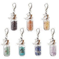 Pendentif décoratif en forme de bouteille à souhaits en verre avec éclats de pierres précieuses naturelles et synthétiques de chakra&nbsp;HJEW-JM03309