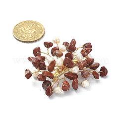 Broche de flor con cuentas de perlas y virutas de jaspe rojo natural&nbsp;JEWB-BR00098-02