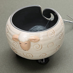 Hübscher handgefertigter Schalenhalter aus Porzellangarn in Schafform&nbsp;SENE-PW0022-04