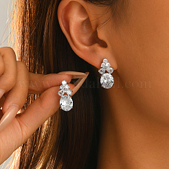 Orecchini a lobo ovali da donna in ottone con pavé di zirconi e decorazione floreale a forma di fiore.&nbsp;ML2840-4