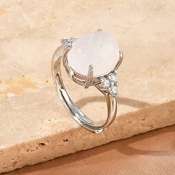 Anelli aperti in ottone con micro pavé di zirconi cubici e cristalli di quarzo naturale.&nbsp;RJEW-T035-01P-G