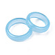 Bagliore nell'anello da dito a fascia semplice trasparente in plastica luminosa scura per le donne RJEW-T022-005-4