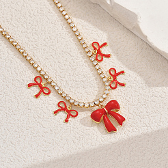 Elegante collana da donna con catena da tennis in ottone con pavé di zirconi cubici trasparenti e ciondolo a fiocco.&nbsp;JW2692