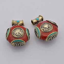 Stile tibetano fatti a mano rotonda piatto ciondoli, risultati d'ottone e corallo sintetico, argento antico, 37x28x18mm, Foro: 5 mm