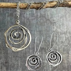 Halsketten-Sets mit ausgehöhlten Wirbel-Anhängern und Ohrringen aus Legierung&nbsp;FS-WGFAC7B-01