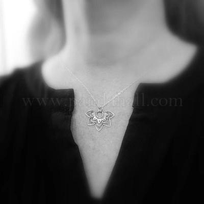 COLLANA CON CIONDOLO IN METALLO CON PIETRE FUCSIA E ROSA - Gioielli