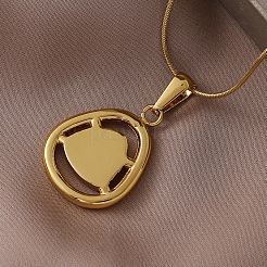 Colliers pour femmes avec pendentif triangle en acier inoxydable chirurgical 316 et coquillage synthétique teinté&nbsp;ZG7570
