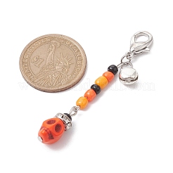 Decorazioni pendenti in turchese sintetico tinto con teschio di Halloween&nbsp;HJEW-MZ00061
