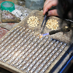 150 Stück 3 Stil vergoldetes Messing-Chip-Lötmittel&nbsp;DIY-PH0010-47