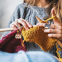 6 Stück Bambus-Stricknadel zum Auffädeln und 6 Stück Maschenmarkierer-Sets aus Emaille mit Katzenmotiv.&nbsp;DIY-DR00013