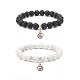 2 pièces 2 style pierre de lave naturelle et howlite bracelets extensibles perlés ronds sertis de breloques en alliage yin yang BJEW-JB08457-1