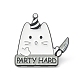 ことばのパーティ超硬合金ブローチ  バックパックの服のためのナイフの襟章を持つ猫  電気泳動黒  ホワイト  28x28x1.5mm  ピン：1mm JEWB-M022-13-1