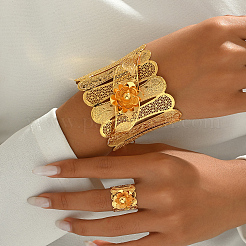 Set aus Armreifen und Ringen mit hohlen Blumen aus Eisen für Damen&nbsp;SF4026