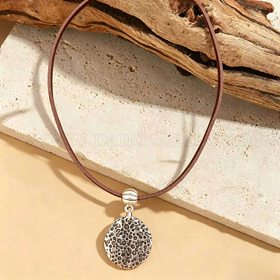 Halskette mit verstellbarem Kunstlederband und Münzanhänger aus einer strukturierten Legierung für Damen&nbsp;WG8C2B1-01-1