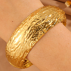 Bracciali rigidi da donna in acciaio inossidabile 304 testurizzato con cerniera.&nbsp;WG45BC2-01