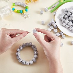 20 Stück graue Würfelbuchstaben-Silikonperlen 12x12x12 mm quadratische Würfel-Alphabet-Perlen mit 2 mm Lochabstandshalter lose Buchstabenperlen für Armband-Halsketten-Schmuckherstellung&nbsp;JX436N