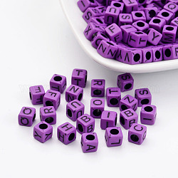 Perles de cube acrylique opaque lettres mélangées, trou horizontal, moyen orchidée, 6x6x6mm, Trou: 3mm