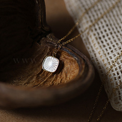 Colliers à pendentif carré en acier inoxydable 304 avec coquillage blanc naturel pour femmes&nbsp;FS-WG6BD04-01