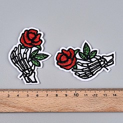 Skeletthand mit Rosenapplikationen&nbsp;DIY-N007-01
