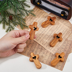 5 Stück Holzkreuz mit Herzornamenten&nbsp;AJEW-DC0003-55